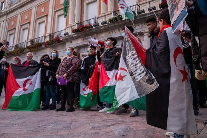 Varias personas se concentran bajo el lema "Solo el pueblo saharaui decide su destino".