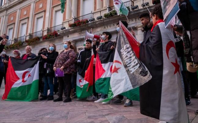 Varias personas se concentran bajo el lema "Solo el pueblo saharaui decide su destino".