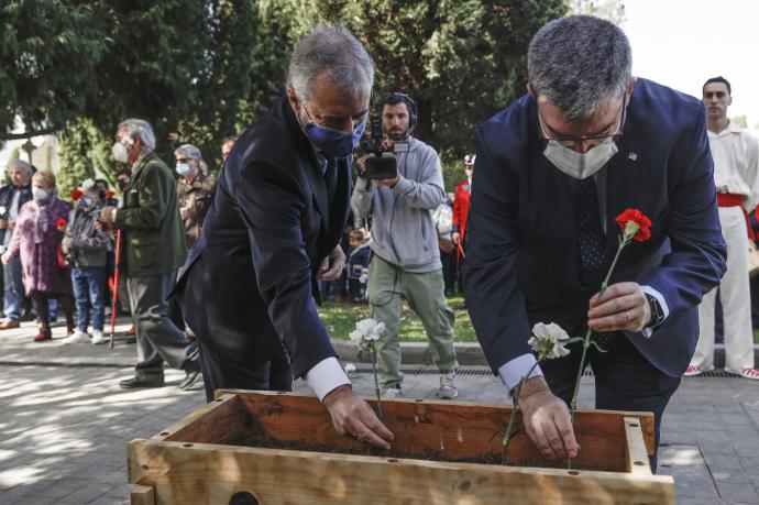 El lehendakari ha participado en el homenaje a las más de 2.000 personas ejecutadas entre 1936 y 1945.