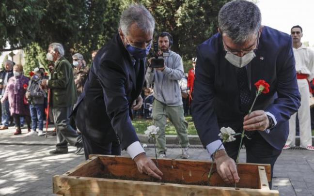 El lehendakari ha participado en el homenaje a las más de 2.000 personas ejecutadas entre 1936 y 1945.