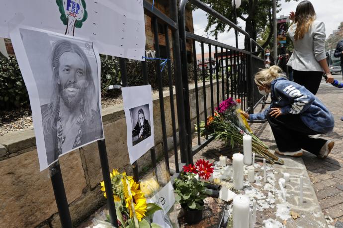 Seguidoras del grupo Foo Fighters encienden velas, frente al hotel de Bogotá donde falleció Taylor Hawkins.