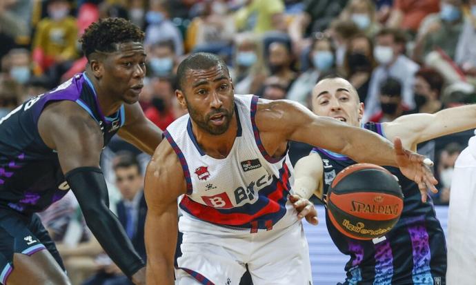 Granger, uno de los destacados, controla el balón ante Delgado