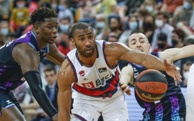 Granger, uno de los destacados, controla el balón ante Delgado Granger, uno de los destacados, controla el balón ante Delgado