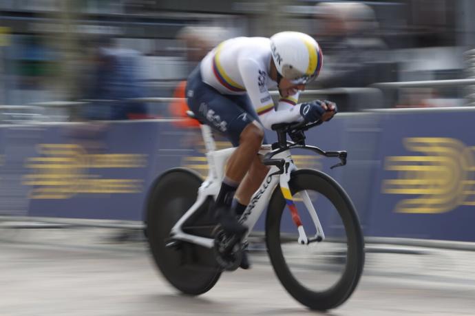 Un ciclista cruza la meta este lunes en la primera etapa de la Itzulia