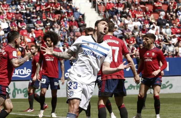 Ximo Navarro se lamenta por una acción en un momento del partido