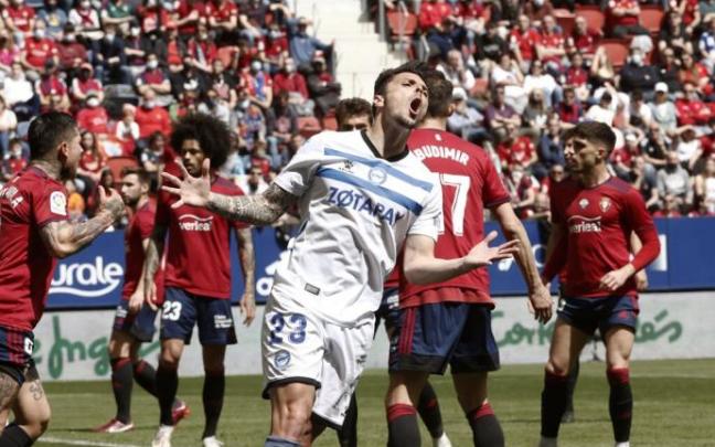 Ximo Navarro se lamenta por una acción en un momento del partido