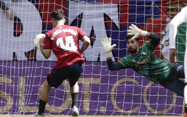 Momento en que Pacheco detiene el penalti lanzado por Rubén García