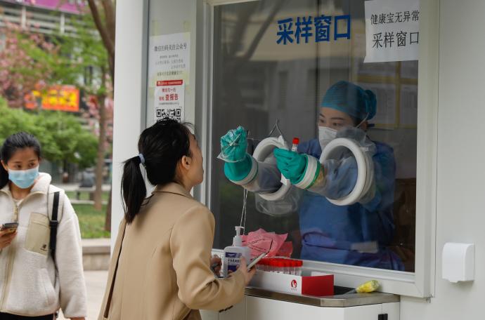 Una mujer se somete a una prueba de covid en Beijing, China.