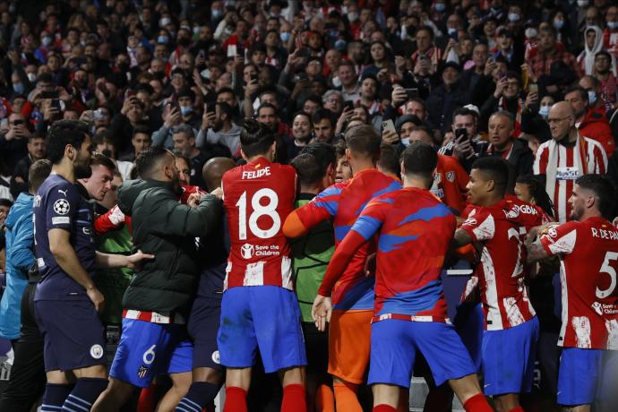 Los jugadores del Atlético de Madrid, durante una de las trifulcas que protagonizaron durante el partido.