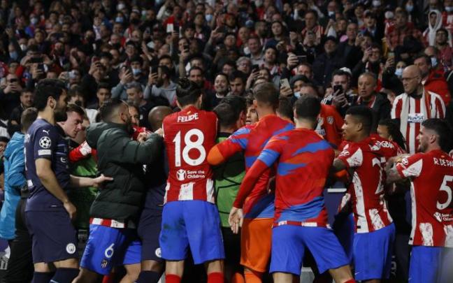 Los jugadores del Atlético de Madrid, durante una de las trifulcas que protagonizaron durante el partido.
