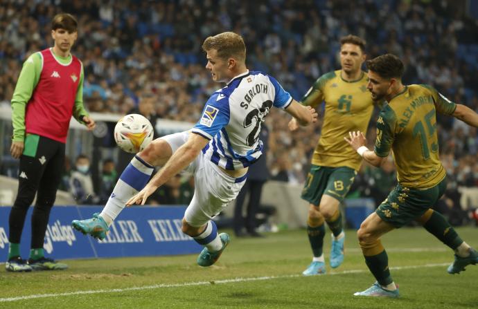 El delantero noruego de la Real, Sorloth, cae ante el defensa del Betis, Moreno.