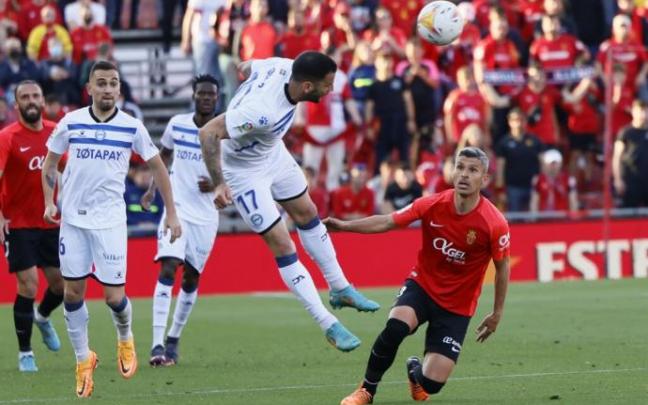 Edgar cabecea un balón durante el choque entre el Mallorca y el Alavés en Son Moix.