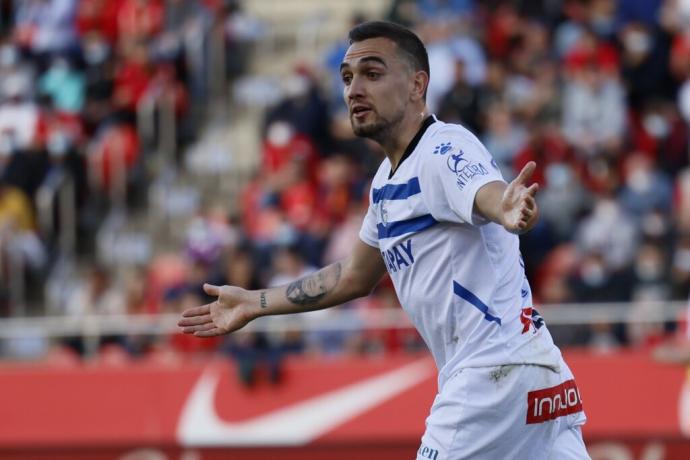 Escalante protesta una acción durante el Mallorca 2-1 Alavés de ayer.