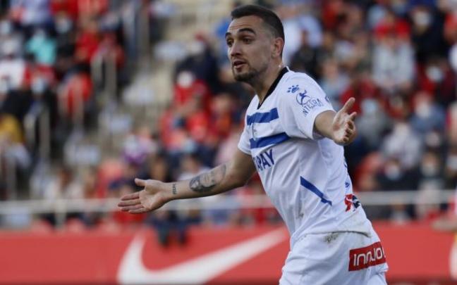 Escalante protesta una acción durante el Mallorca 2-1 Alavés de ayer.