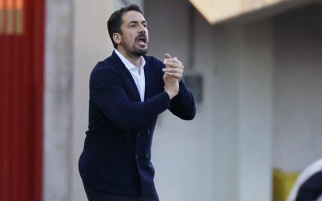 Velázquez da instrucciones a sus jugadores durante el Mallorca-Alavés que tuvo lugar en Son Moix