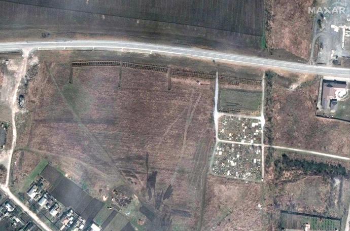 Imagen de la fosa común adyacente a un cementerio en el extremo noroeste de Manhush, a unos 20 kilómetros al oeste de Mariúpol.