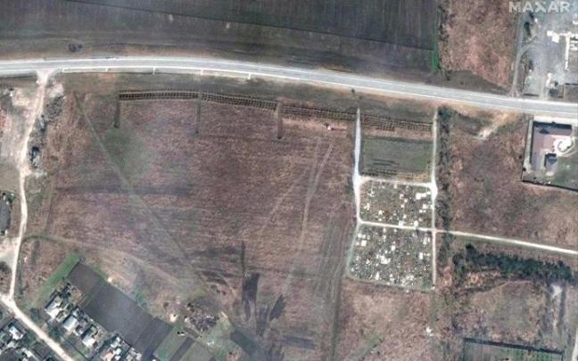 Imagen de la fosa común adyacente a un cementerio en el extremo noroeste de Manhush, a unos 20 kilómetros al oeste de Mariúpol.