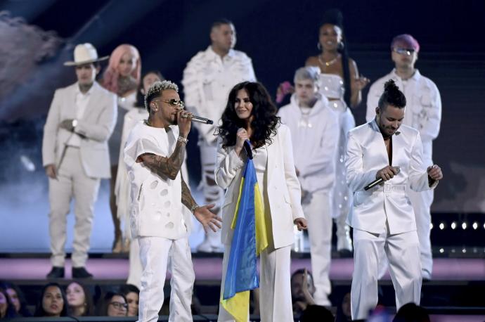 La cantante ucraniana Nastya Kamenskikh canta con Ozuna y Prince Royce durante los Latin American Music Awards.
