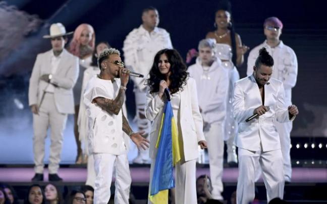 La cantante ucraniana Nastya Kamenskikh canta con Ozuna y Prince Royce durante los Latin American Music Awards.