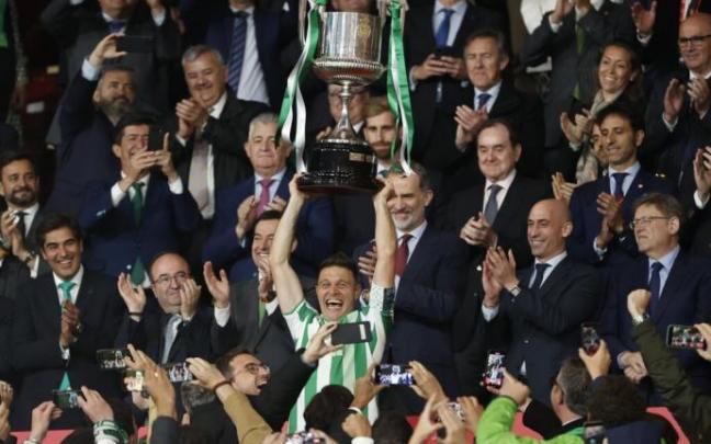 Joaquín levanta el trofeo copero.