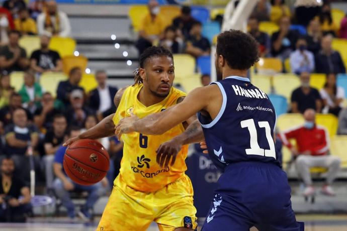 El jugador del Gran Canaria Andrew Albicy (i) y el jugador del Morabanc Andorra Clevin Hannah (d) durante el primer partido de la eliminatoria de cuartos de final de la Eurocopa de baloncesto, disputado este martes en el Gran Canaria Arena, en Las Palmas