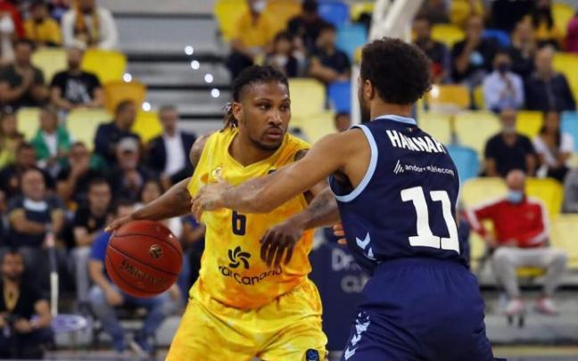 El jugador del Gran Canaria Andrew Albicy (i) y el jugador del Morabanc Andorra Clevin Hannah (d) durante el primer partido de la eliminatoria de cuartos de final de la Eurocopa de baloncesto, disputado este martes en el Gran Canaria Arena, en Las Palmas