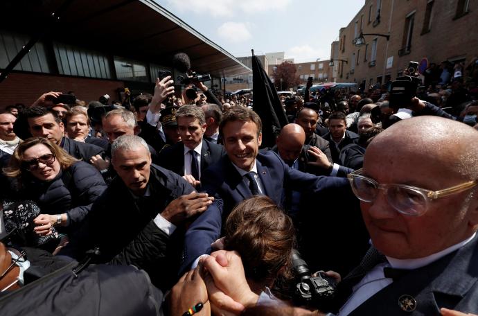 Macron saluda a los residentes durante un paseo en la plaza del mercado de Saint-Christophe.