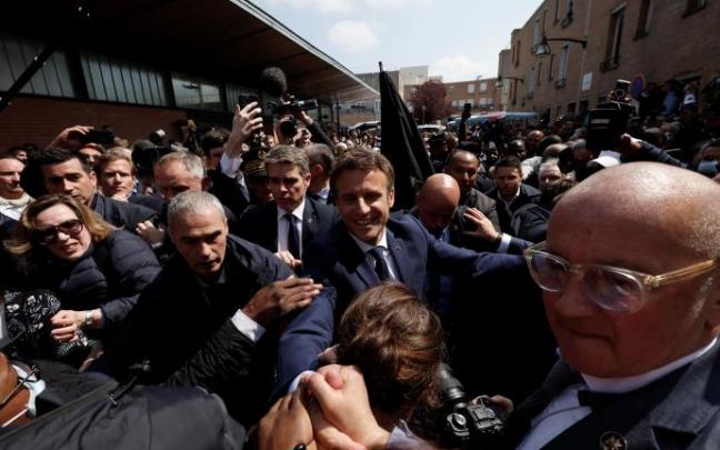 Macron saluda a los residentes durante un paseo en la plaza del mercado de Saint-Christophe.
