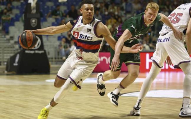El jugador del Baskonia Wadfw Baldwin supera la defensa de Alberto Díaz (d), del Unicaja durante el partido de Liga Endesa que disputan en el Palacio de Deportes José María Martín Carpena.