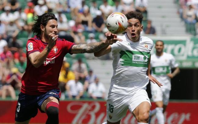 Juan Cruz persigue el balón