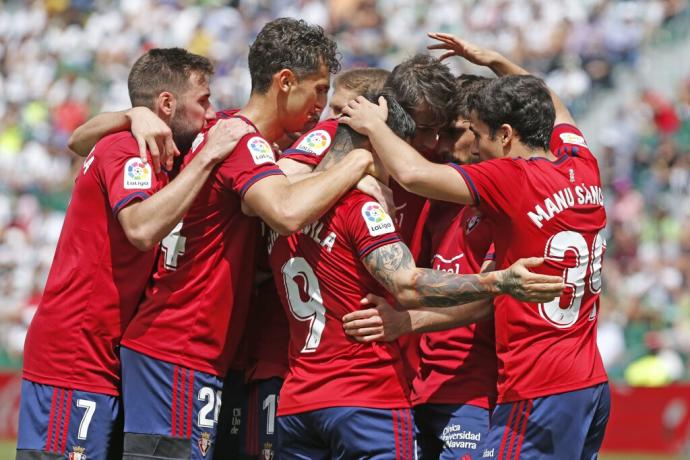 Los jugadores de Osasuna abrazan a Budimir después de anotar el tanto de penalti.