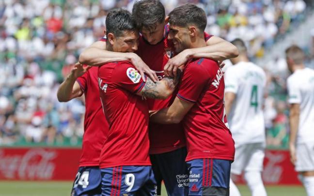 El delantero de Osasuna Ante Budimir celebra su gol de penalti ante el Elche