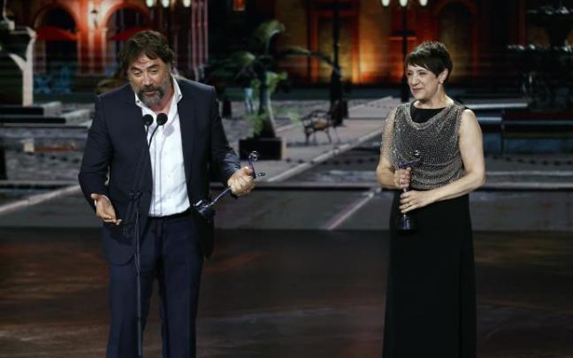 Javier Bardem y Blanca Portillo reciben el premio al Mejor Actor y Actriz, respectivamente. Javier Bardem y Blanca Portillo reciben el premio al Mejor Actor y Actriz, respectivamente.