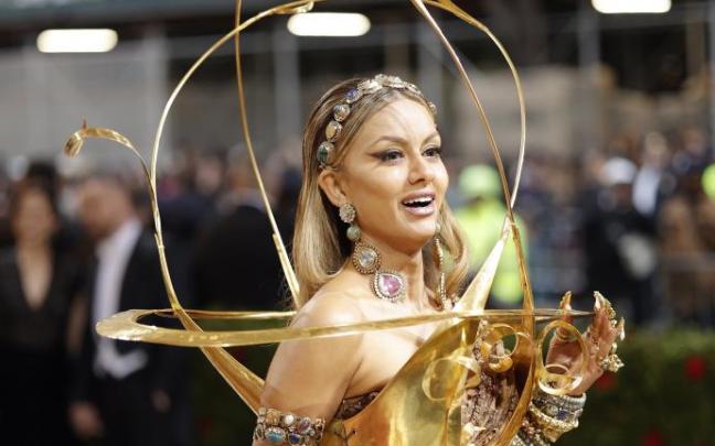 Pese a todo, fue inevitable la extravagancia sobre la alfombra roja más esperada. Pese a todo, fue inevitable la extravagancia sobre la alfombra roja más esperada.