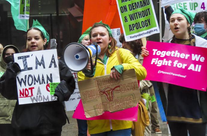 Varias mujeres se manifiestan a favor del derecho al aborto en Chicago, Illinois.