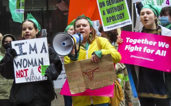Varias mujeres se manifiestan a favor del derecho al aborto en Chicago, Illinois.