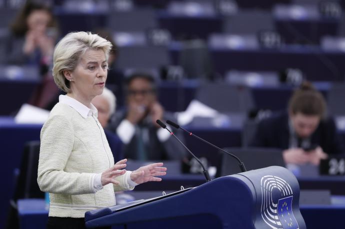 Von der Leyen pide un embargo total al petróleo ruso.