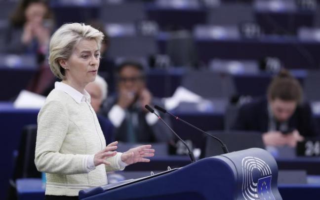 Von der Leyen pide un embargo total al petróleo ruso.