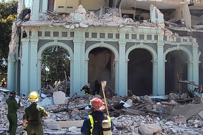 Cuerpos de emergencia trabajan en la zona, tras la explosión registrada en el Hotel Saratoga de La Habana.