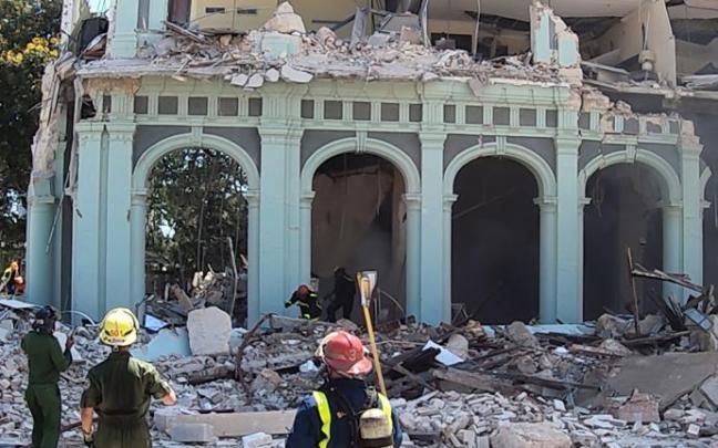 Cuerpos de emergencia trabajan en la zona, tras la explosión registrada en el Hotel Saratoga de La Habana. Cuerpos de emergencia trabajan en la zona, tras la explosión registrada en el Hotel Saratoga de La Habana.