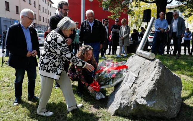 La viuda y el hijo de José Luis López de Lacalle, Mari Paz Artolazábal y Alain, junto a la alcaldesa de Andoain.