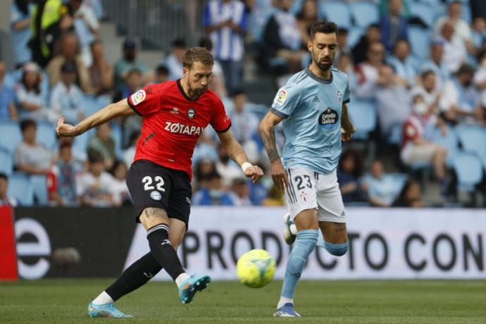 Lejeune despeja un balón en presencia de Méndez