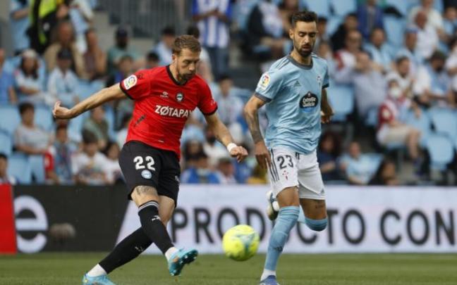 Lejeune despeja un balón en presencia de Méndez