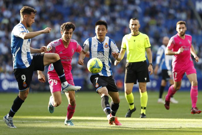 Wu Lei pelea por el balón con Manu Sánchez.