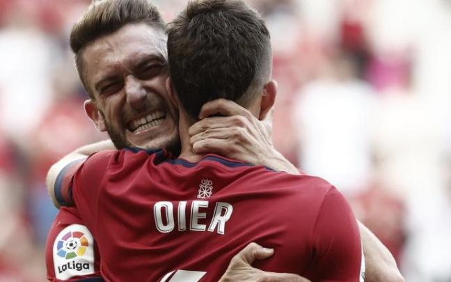 Oier se abraza con su gran amigo Roberto Torres