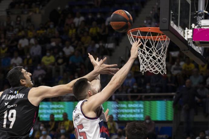 El pívot del Lenovo Tenerife Giorgi Shermadini lucha un balón con Alec Peters.