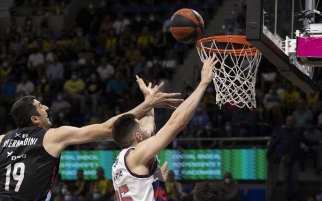 El pívot del Lenovo Tenerife Giorgi Shermadini lucha un balón con Alec Peters.