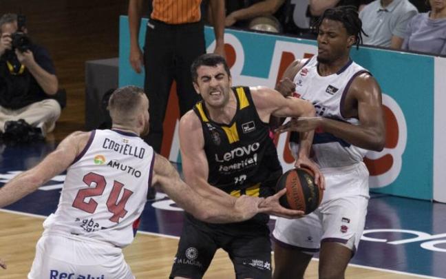 El pívot del Lenovo Tenerife Giorgi Shermadini (c) lucha con Steven Enoch (d) y con Matt Costello, ambos del Baskonia El pívot del Lenovo Tenerife Giorgi Shermadini (c) lucha con Steven Enoch (d) y con Matt Costello, ambos del Baskonia