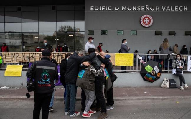 Compañeros de trabajo, amigos y familiares de la periodista Francisca Sandoval se abrazan tras conocer su muerte.