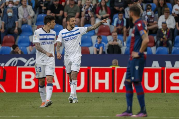 Joselu celebra su gol ante el Levante